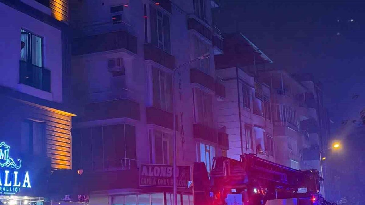 Batman'da Cinnet: Balkondan Ev Eşyaları Aşağıya Atıldı