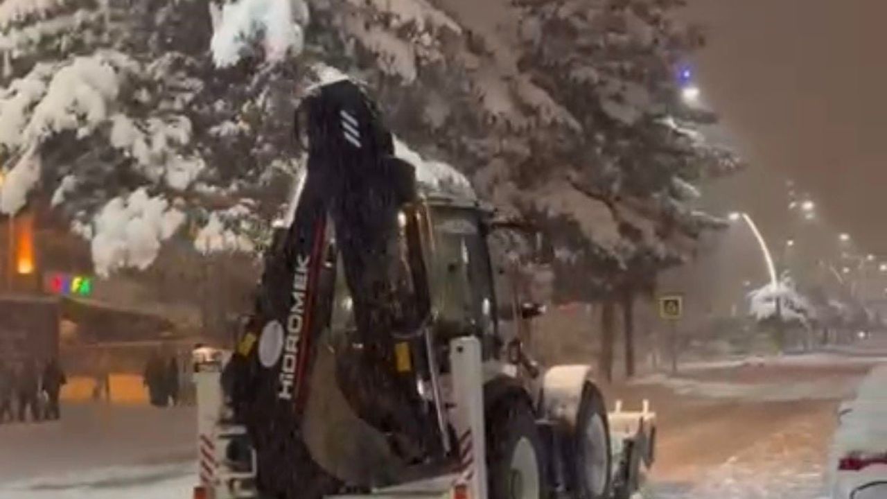 Batman'da Kar Alarmı: İki Gündür Süren Yağış Ulaşımı Aksattı