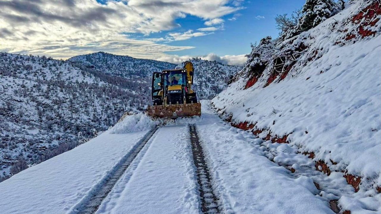 Batman'da Kar Ulaşımı Aksattı: Köy Yolları Kapandı, Eğitime 1 Gün Ara