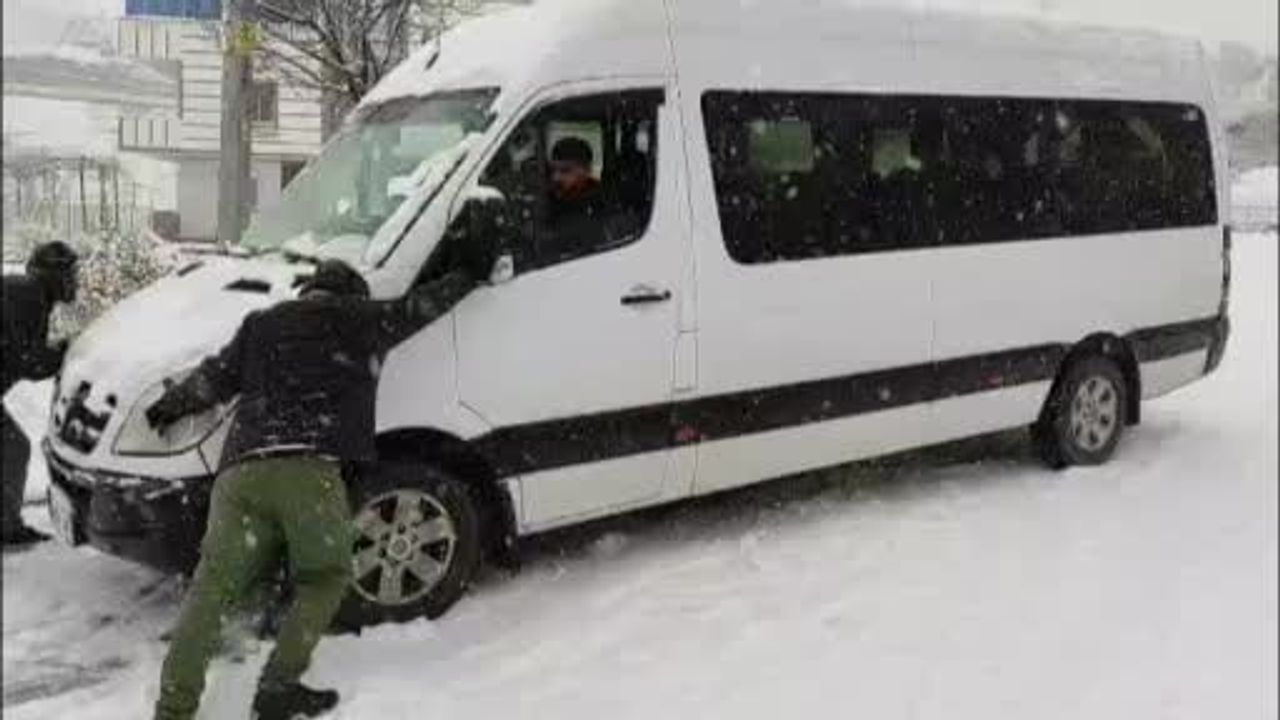 Batman'da Kar Yağışı Ulaşımı Aksattı: Köy Yolları Kapandı, Eğitime 1 Gün Ara