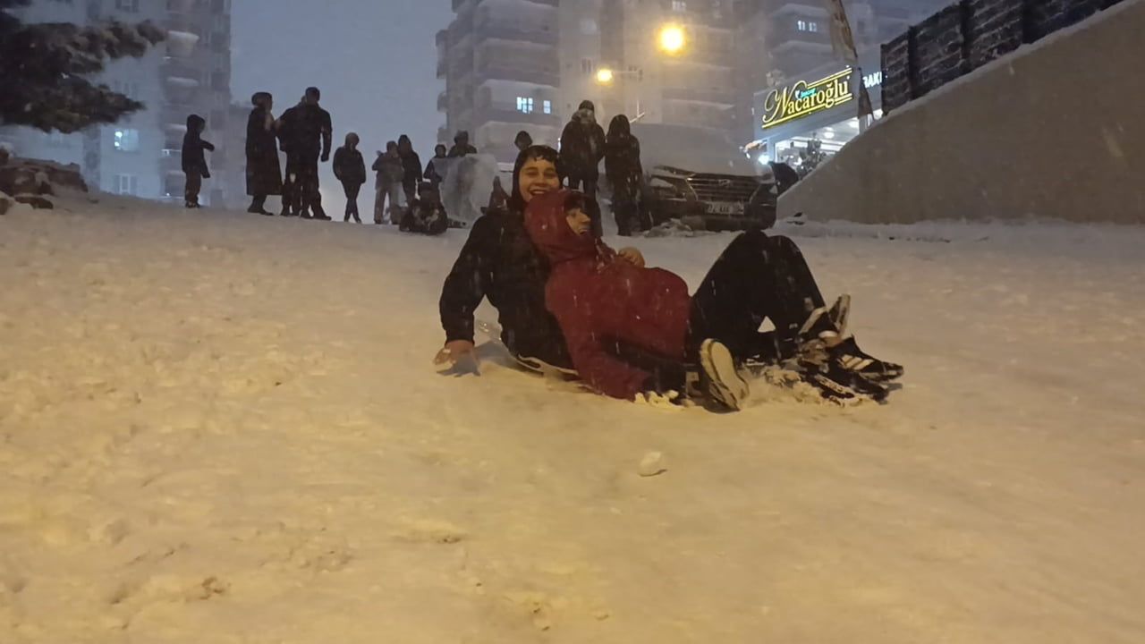 Batman’da Yıllar Sonra Kar Coşkusu: Davul Zurna, Halay ve Kızak Keyfi