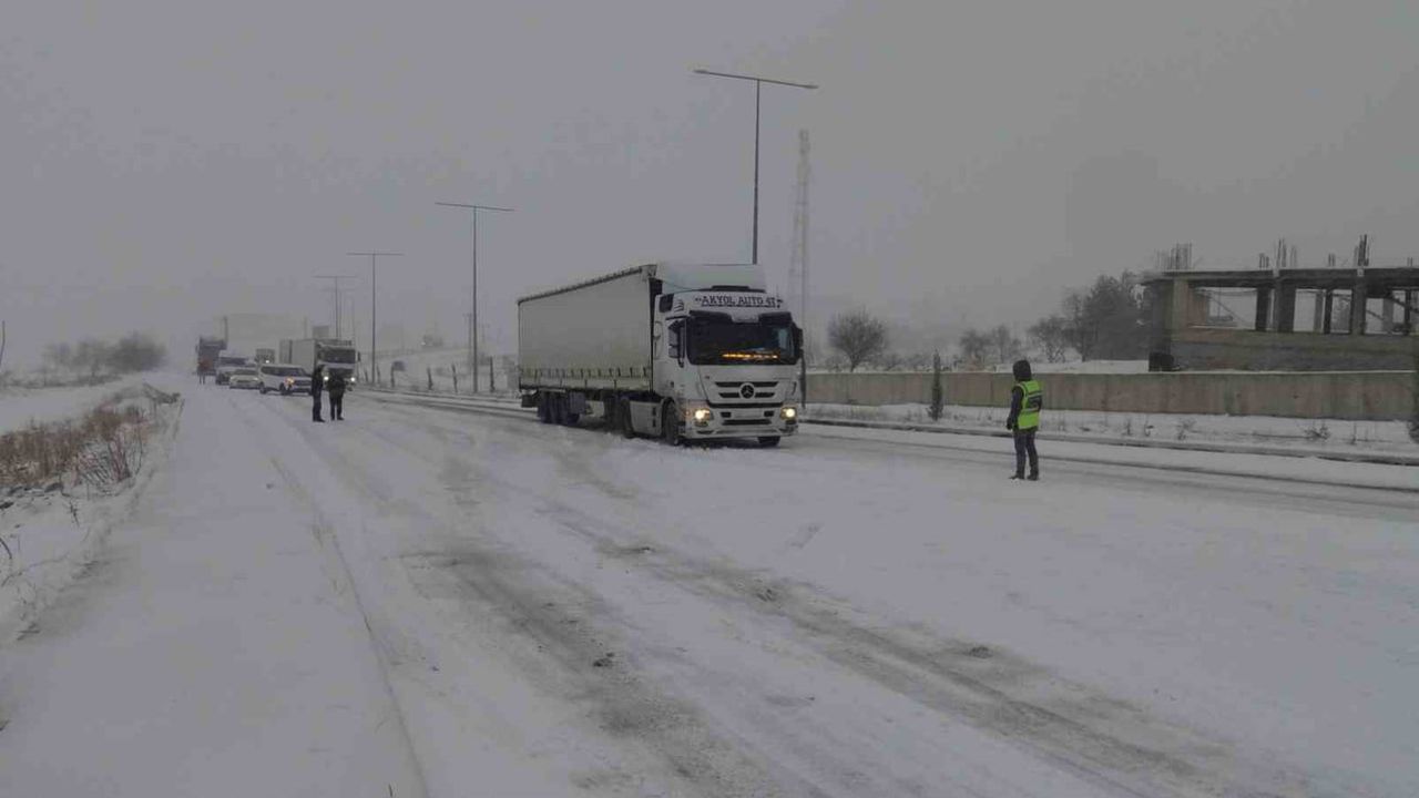 Batman Gercüş’te Ayrancı Geçidi Kar Nedeniyle Ulaşıma Kapandı