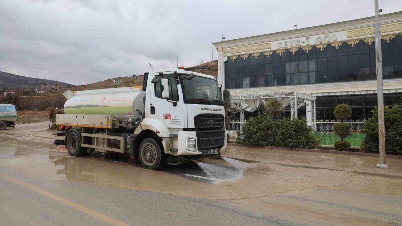 Battalgazi Belediyesi Pınarbaşı Göleti'nde Detaylı Temizlik Çalışması