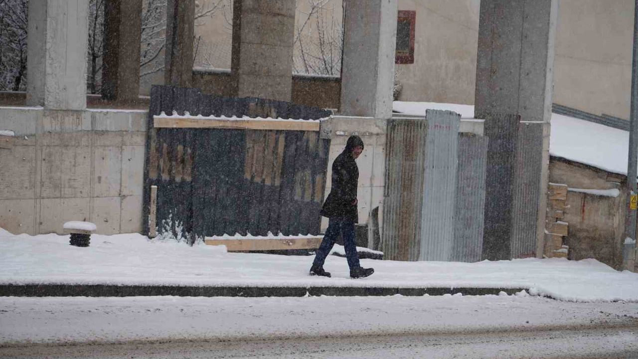 Bayburt Beyaza Büründü: Aralık Karı Şehri Örtüldü