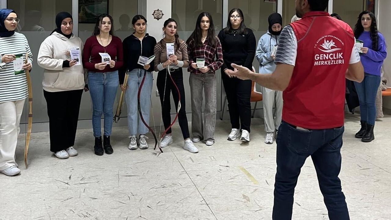 Bayburt Gençlik Merkezi'nde Üniversite Öğrencilerine Bağımlılıkla Mücadele Eğitimi