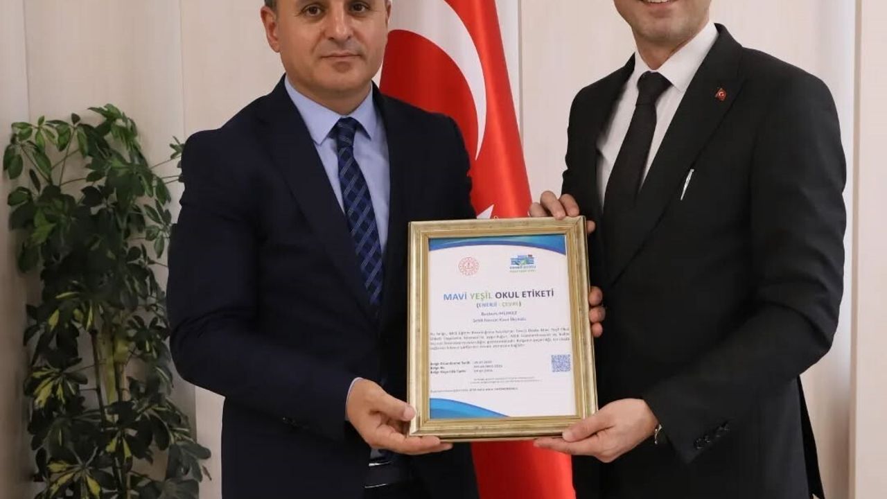 Bayburt'ta İki Okula 'Mavi Yeşil Okul' Etiketi Verildi