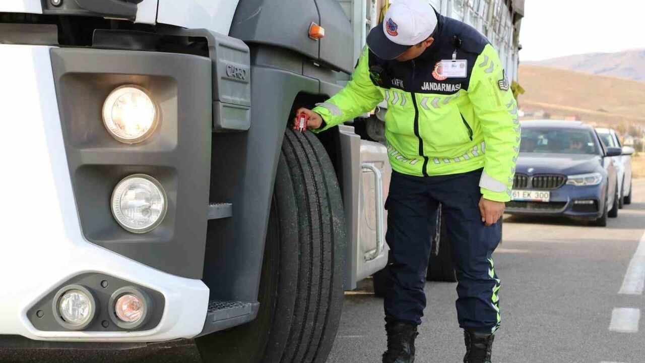 Bayburt'ta Jandarma'dan Kış Denetimi: Lastik ve Donanım Kontrolü