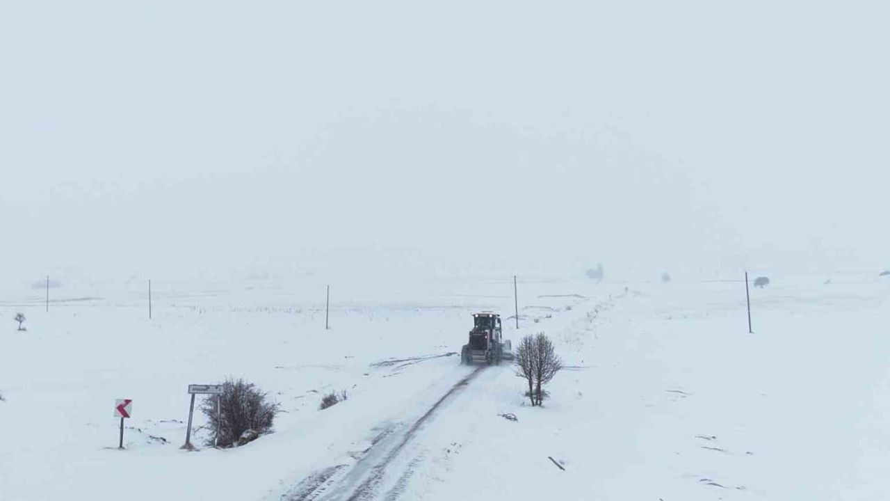 Bayburt’ta Karla Mücadele Başladı: 170 Köy Yolu ve Bin Kilometrelik Ağta Tuzlama