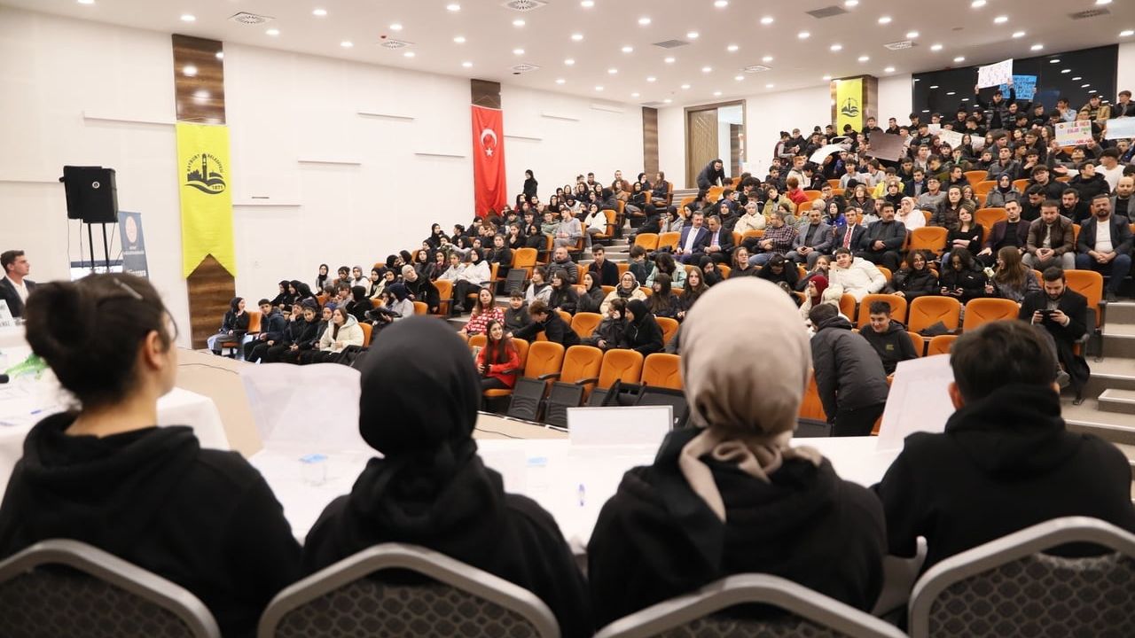 Bayburt'ta Liseler Arası Münazara Yarışması: Eğitimde Teknoloji mi, İnsan İlişkisi mi?