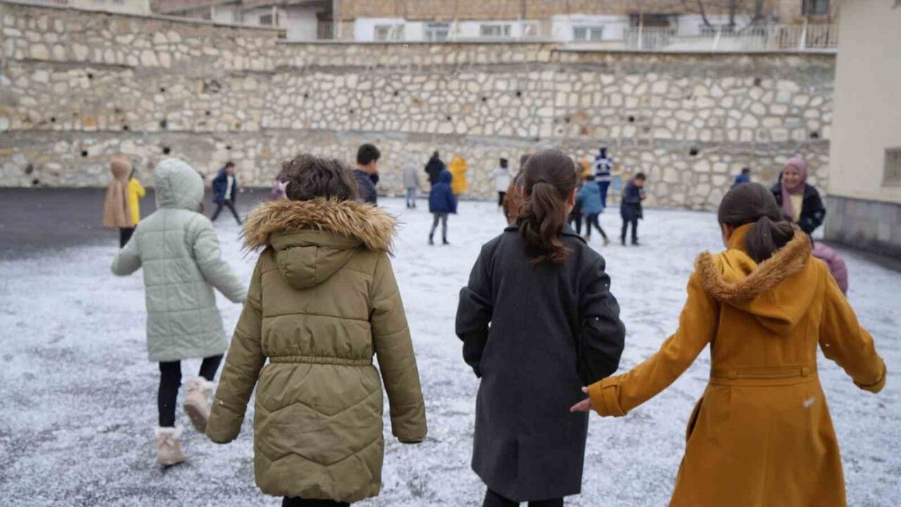 Bayburt’ta Mevsimin İlk Karı Düştü: Öğrenciler Bahçeye Koştu