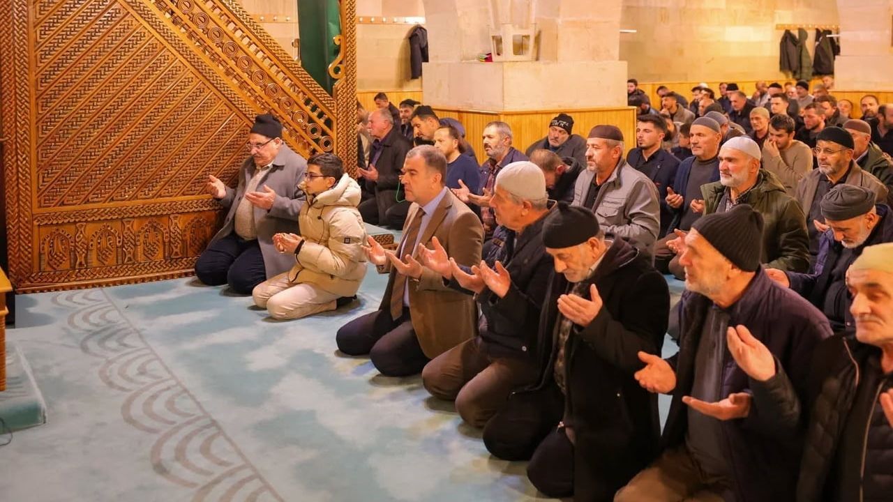 Bayburt’ta Regaip Kandili: Vali Mustafa Eldivan Ulu Camii'de Mevlid-i Şerif'e Katıldı