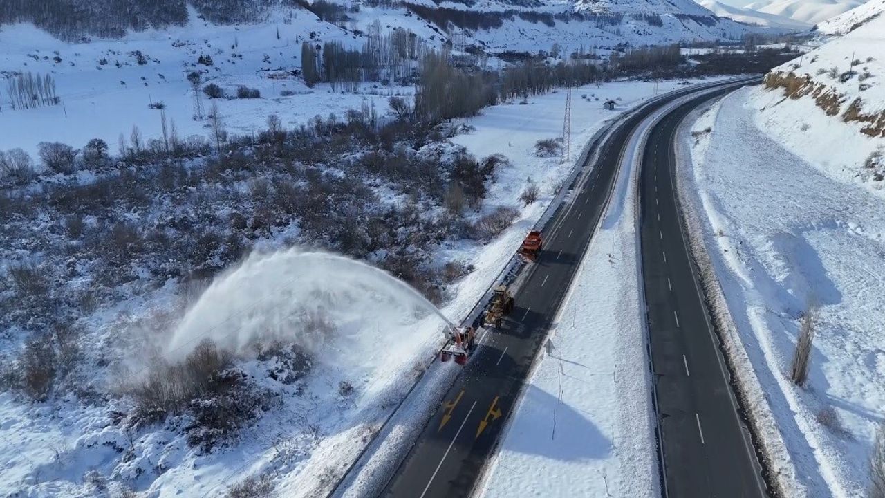 Bayburt’ta Yüksek Kesimlere Kar Yağdı: Kop Dağı'nda Mücadele