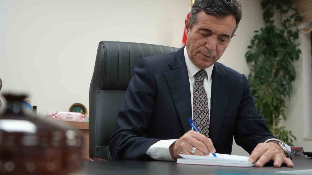 Bayburtlu Müdür 40 Yıl Sonra Mezun Olduğu Okula Döndü — Günlük Tutuyor