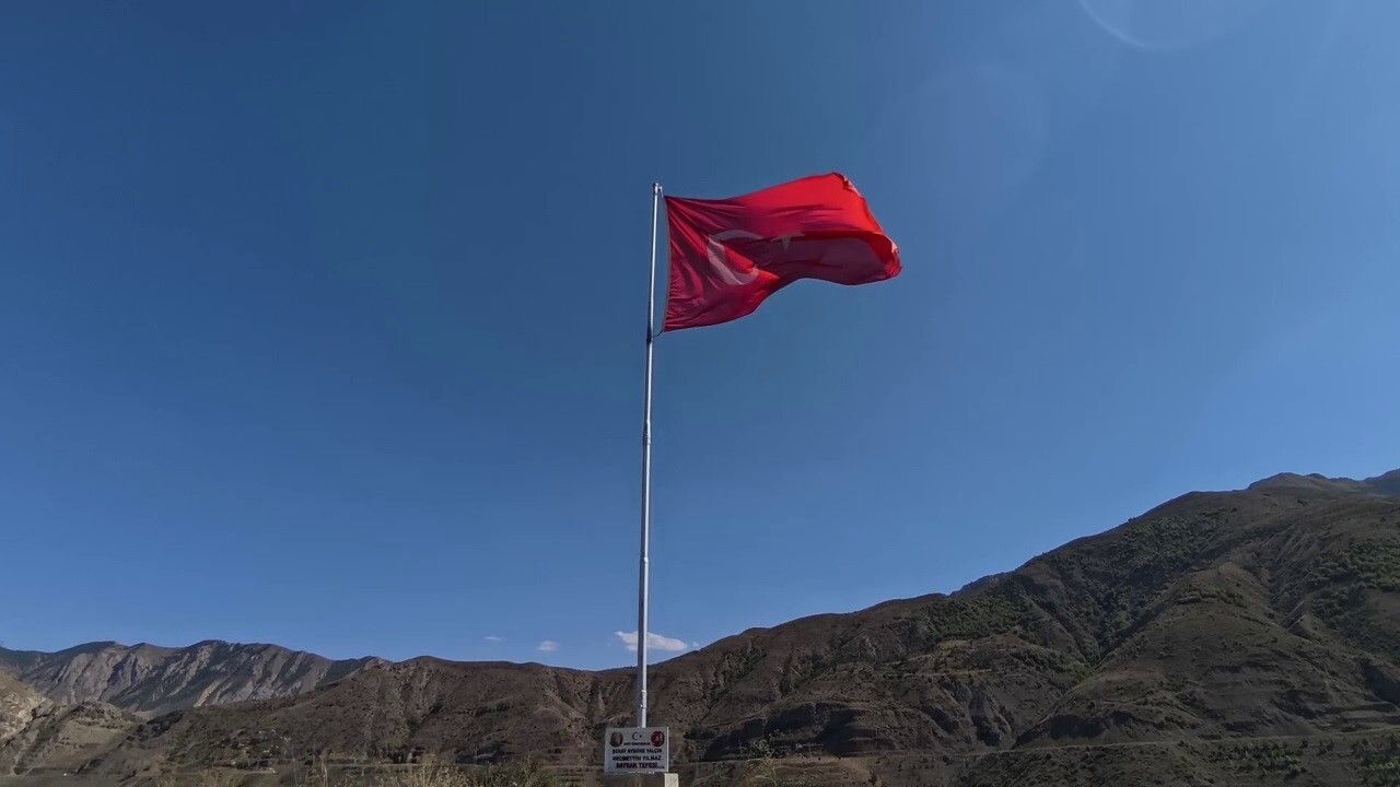 Bayrak Adam Feyzullah Coşkun: Her Tepeye Bir Bayrak