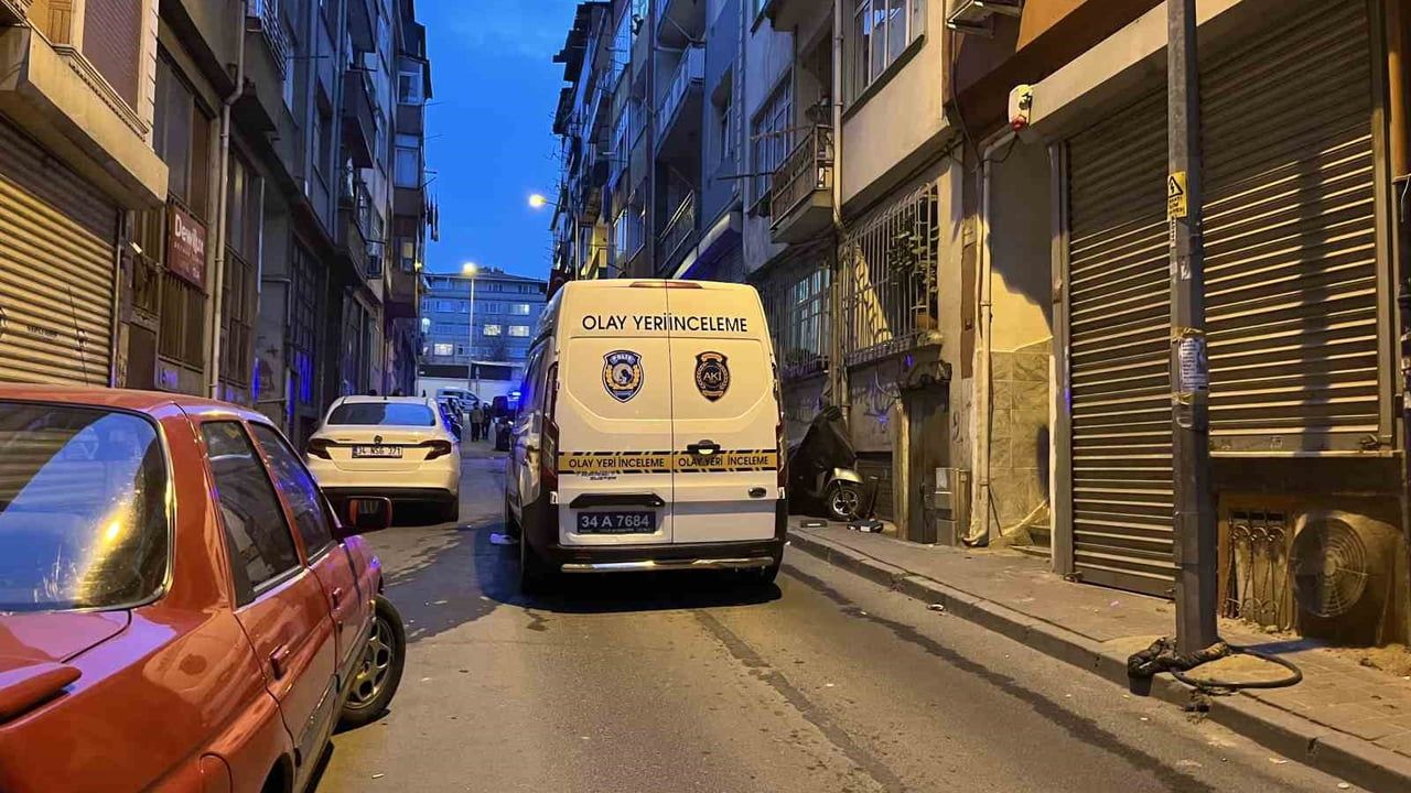 Bayrampaşa'da Cam Silerken 3. Kattan Düşen Kadın Ağır Yaralandı