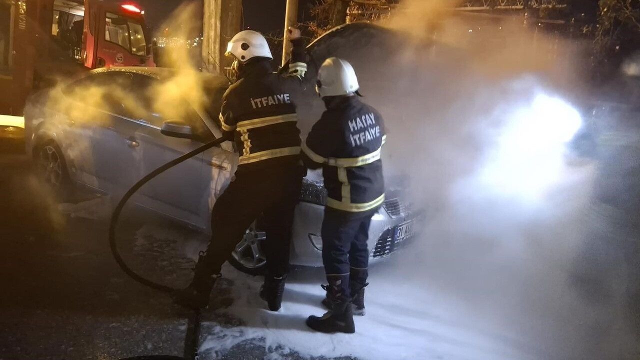 Belen'de Otomobil Yangını: Park Halindeki Aracın Motoru Yandı