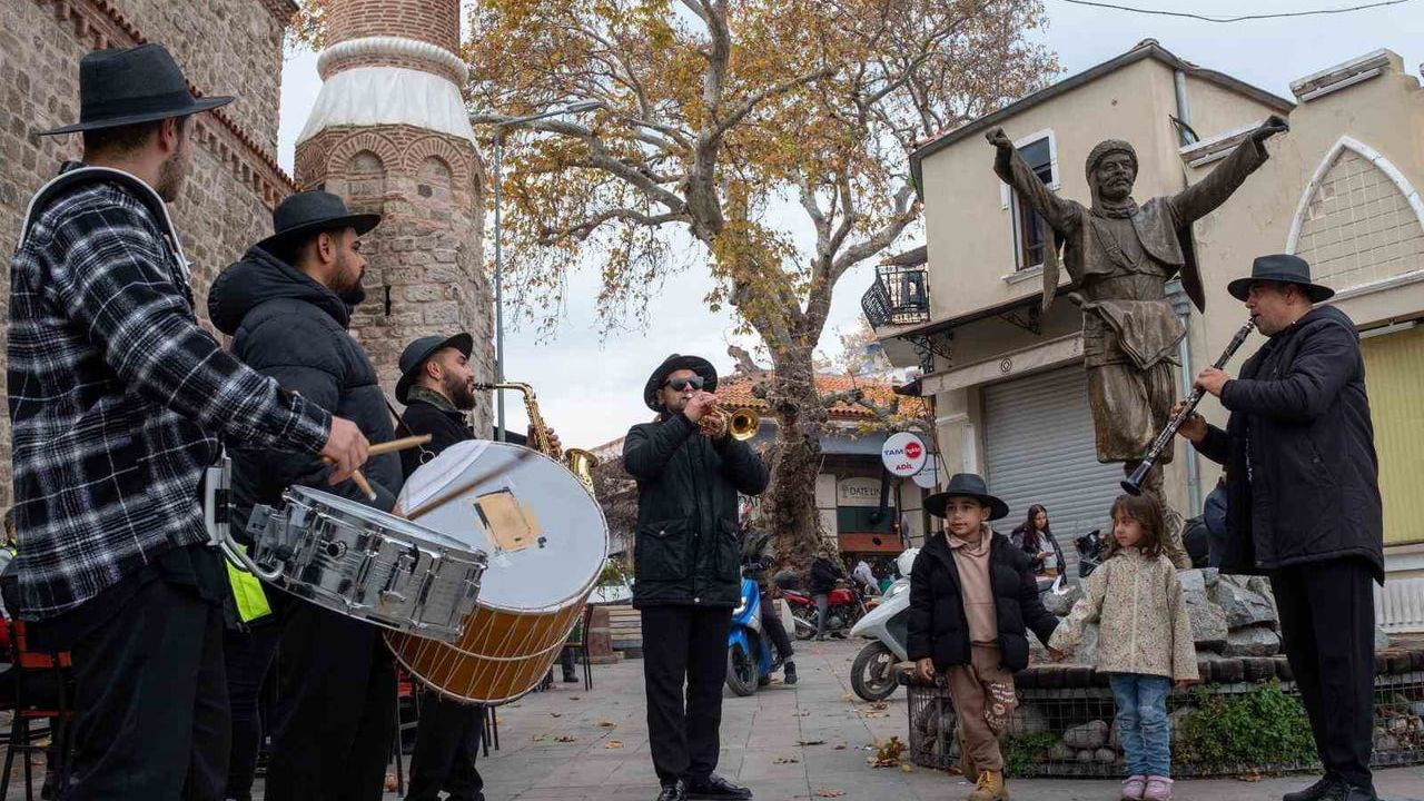 Bergama'da Arasta Panayırı: Tarihi Osmanlı Arastası Kadınların Emekine Sahne Oldu