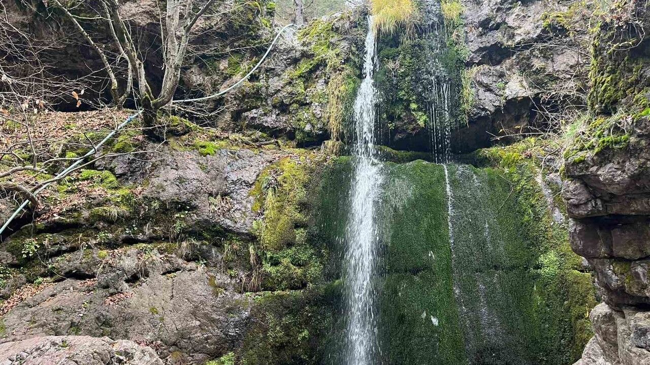 Beşikderesi Şelalesi'nde Büyüleyen Kış Manzarası, Azalan Debi Endişe Yarattı