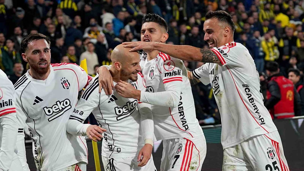 Beşiktaş, Fenerbahçe'yi 2-1 Yenerek İlk Kez Öne Geçip Kazandı