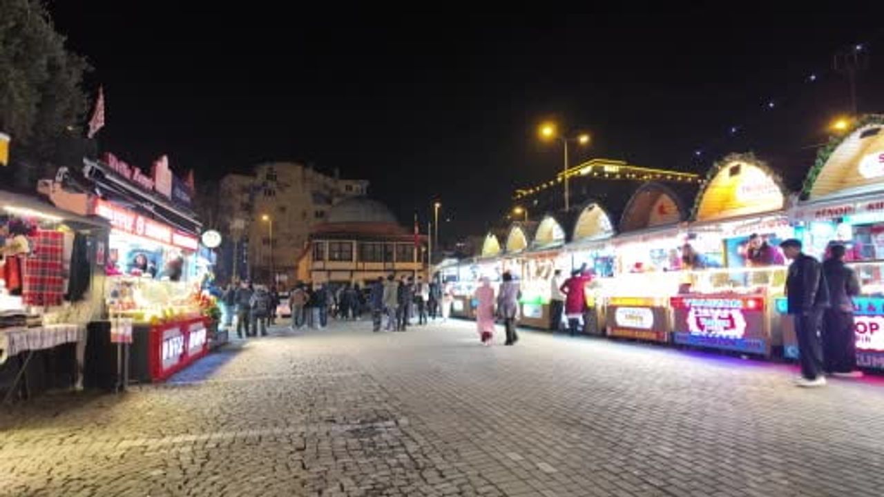 Beşiktaş Ortaköy'de 2026 Yılbaşı: Meydan Beklenen Kalabalığın Yerine Sakinliğe Büründü