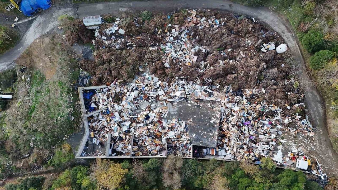 Beşiktaş'ta Gökdelenlerin Gölgesinde Kaçak Moloz Dökümü