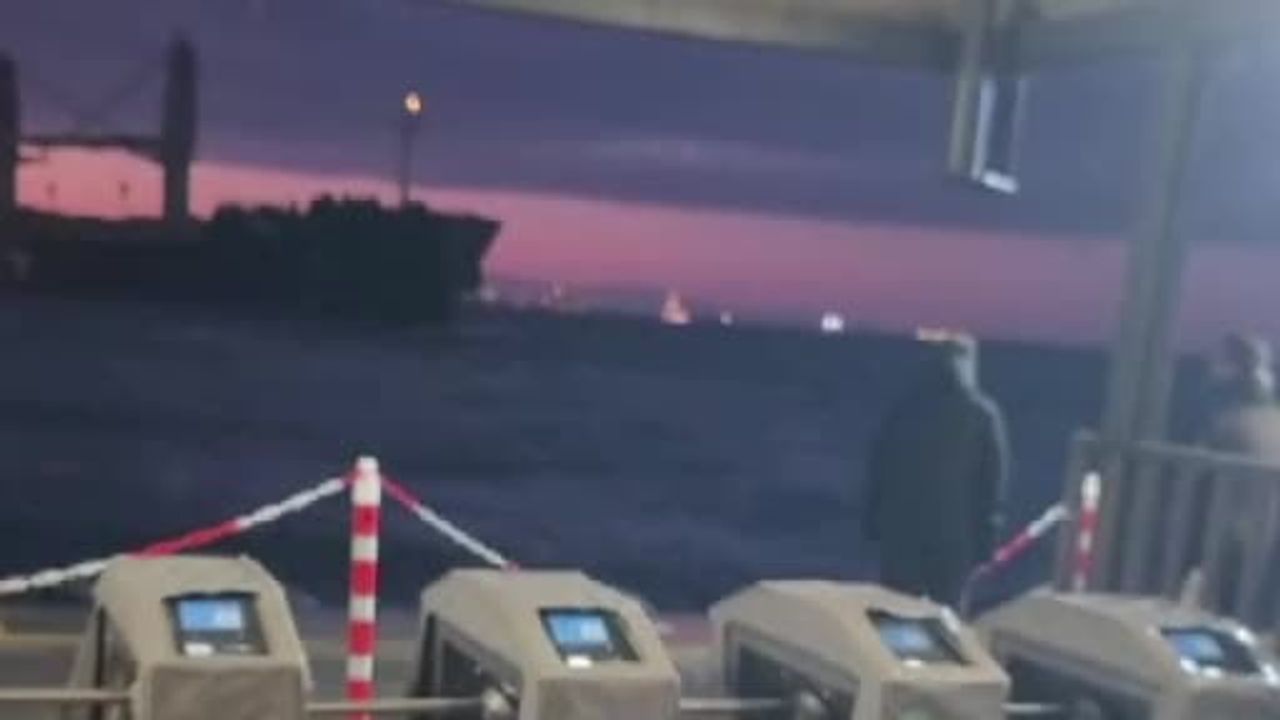 Beşiktaş'ta Korku Anları: Sürüklenen Kuru Yük Gemisi İskeleye Çarpmaktan Son Anda Durdu
