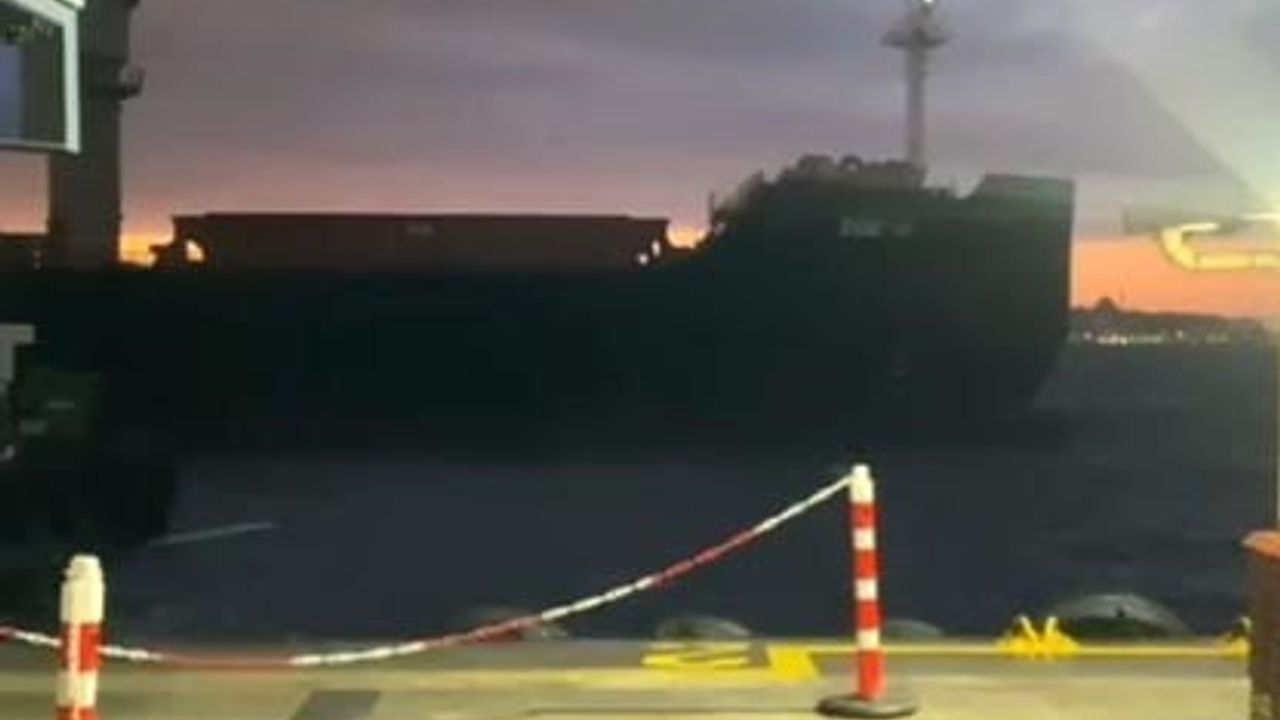 Beşiktaş'ta Kuru Yük Gemisi Makina Arızasıyla İskeleye Çarpmaktan Son Anda Kurtuldu