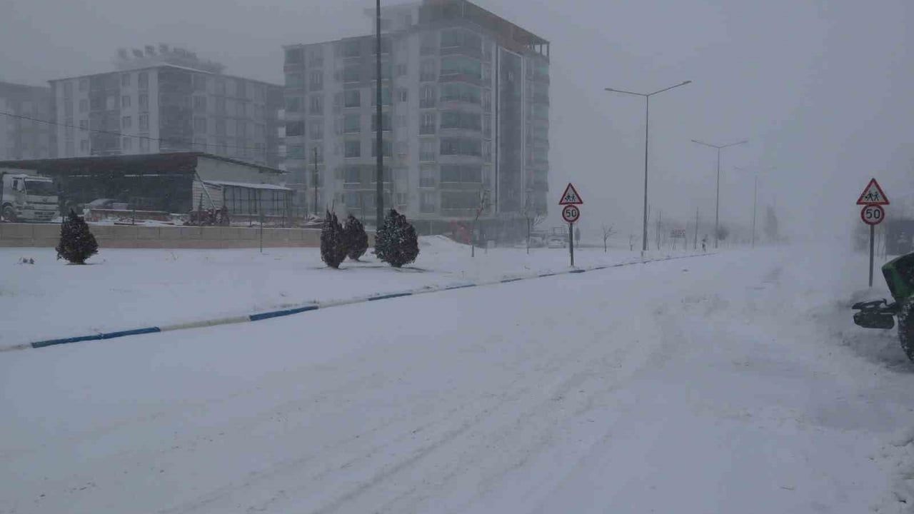 Besni (Adıyaman) Yoğun Kar Ulaşımı Aksattı