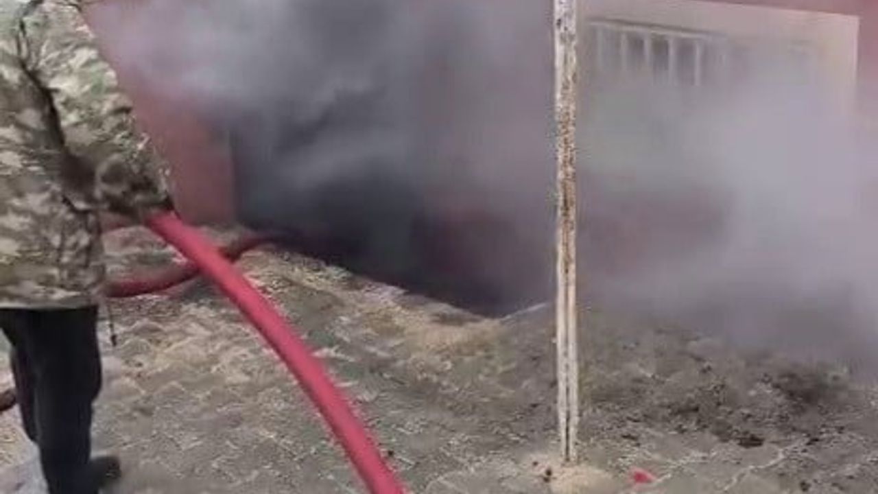 Besni'de Okulun Bodrum Katında Yangın: Odun, Kömür ve Kitaplar Zarar Gördü