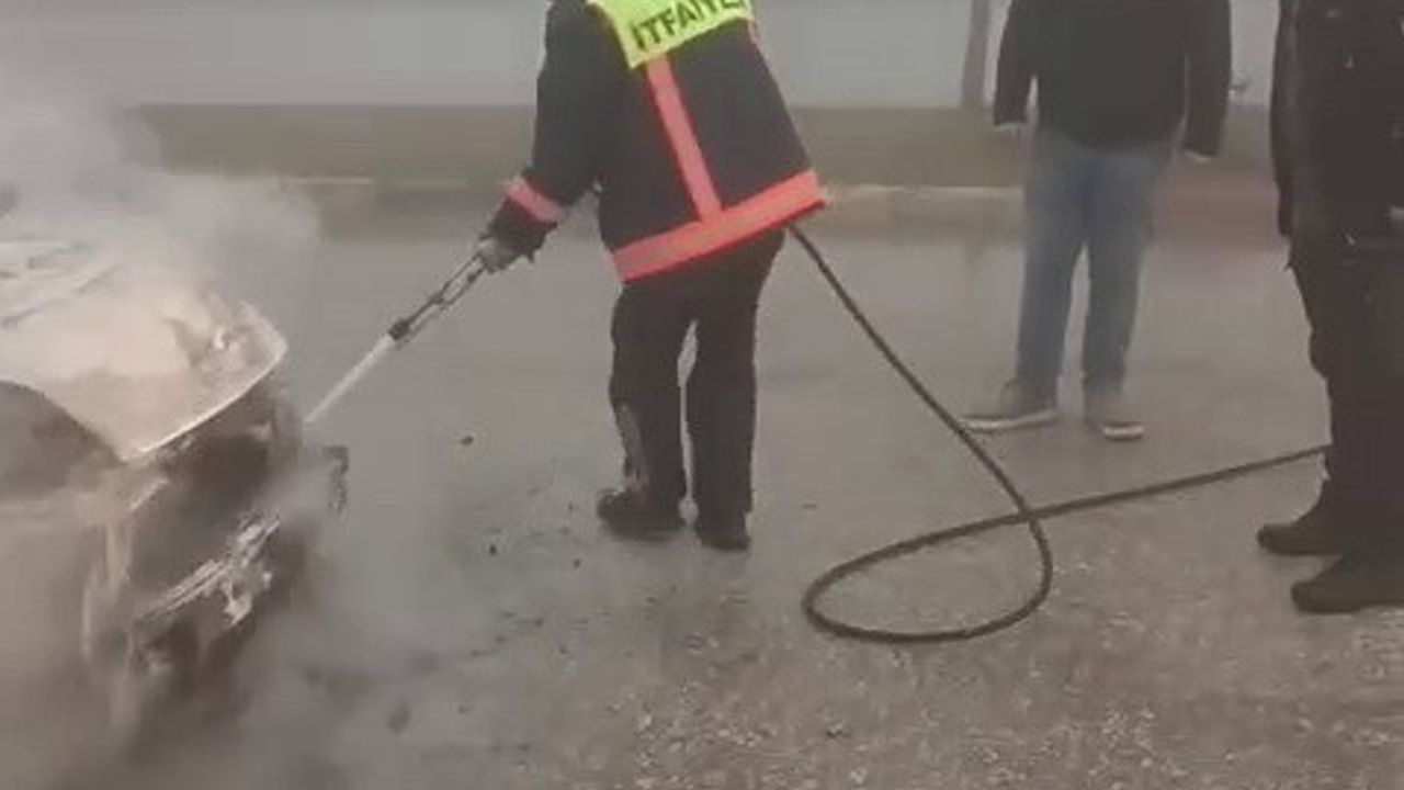 Besni'de Seyir Halindeki Araç Alev Alıp Hurdaya Döndü