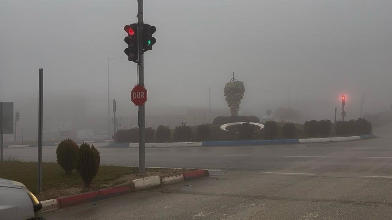 Besni’de Yoğun Sis ve Sağanak Yağış Görüşü 5-10 Metreye Düşürdü