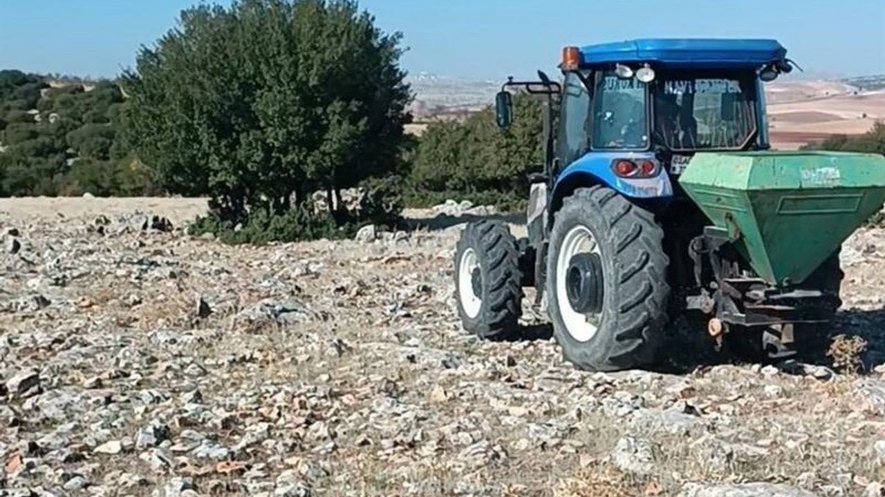 Besni Konuklu'da 750 Dekarlık Merada 11.250 kg 20.20.0 Gübreleme Yapıldı