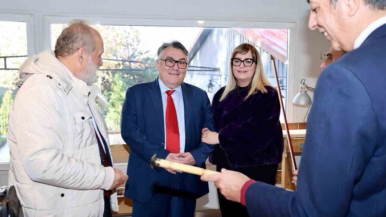 BEUN Rektörü Özölçer ve Dr. Sait Başer Çalgı Yapım Atölyesini Ziyaret Etti