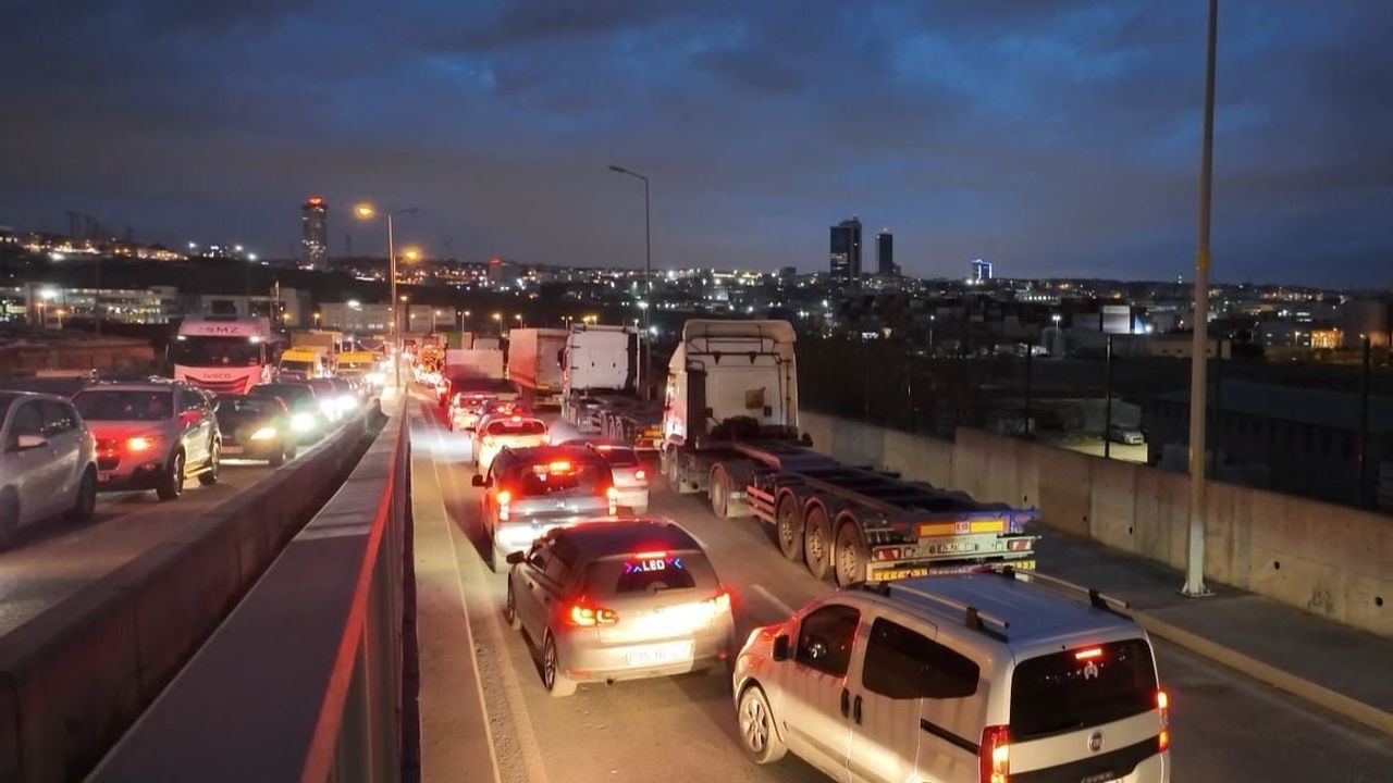 Beylikdüzü Ambarlı'da Tır Şoförleri Trafiği Kilitledi