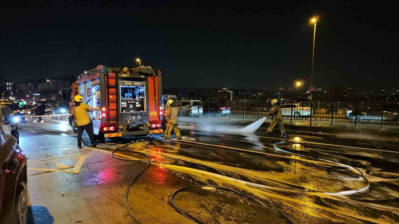 Beyoğlu'da Seyir Halindeki Taksi Motorunda Yangın — Sürücü ve 3 Yolcu Kurtarıldı