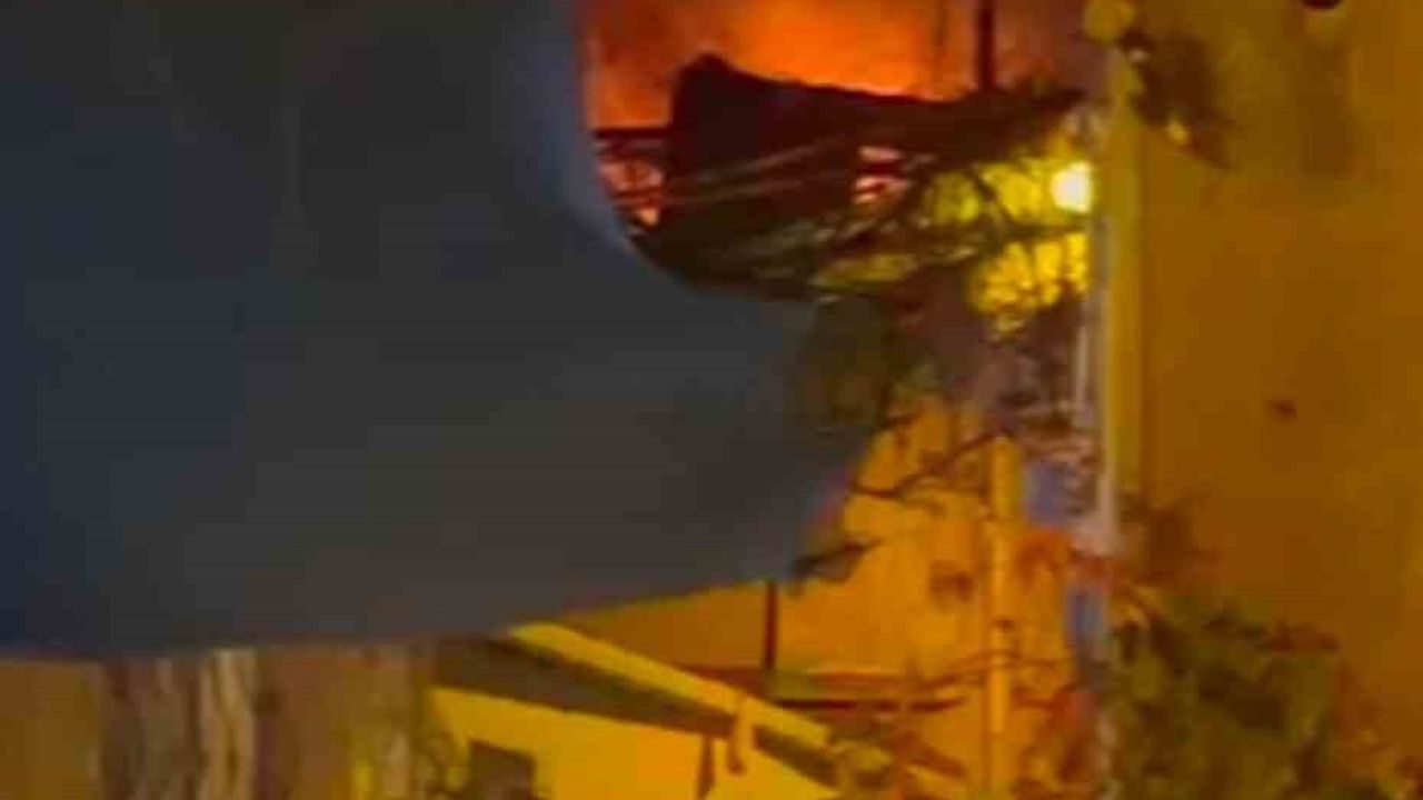 Beyoğlu’nda Teras Yangını Korkuttu — 3 Katlı Binada Alevler Büyüdü