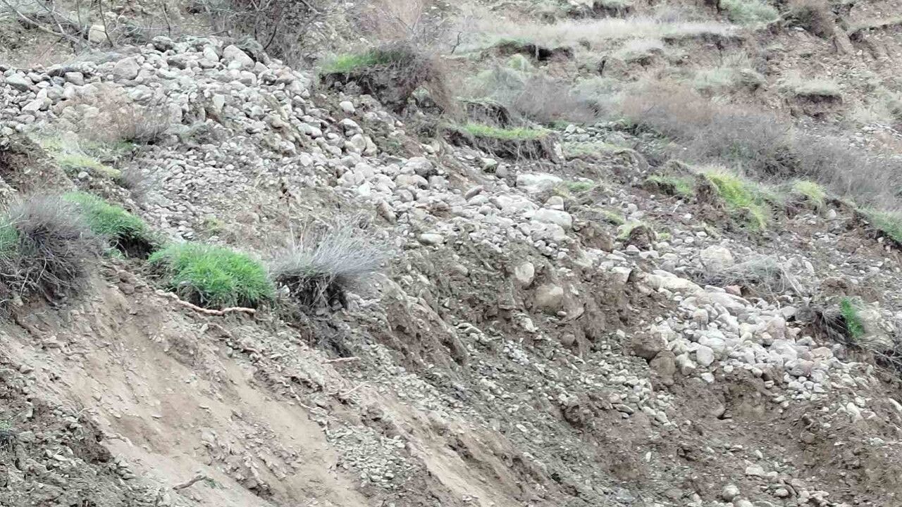 Beypazarı-Adaören Yolu Heyelan Nedeniyle Trafiğe Kapandı