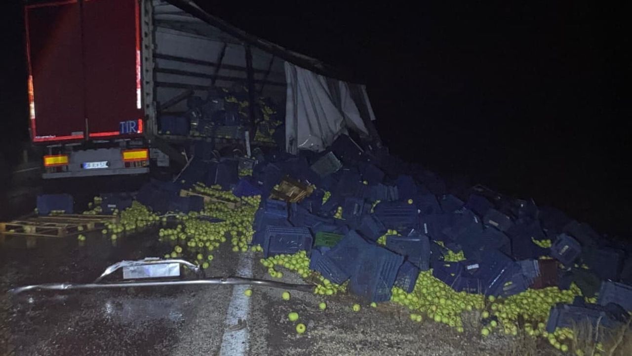 Beyşehir'de Meyve Yüklü Tır Bariyerlere Çarptı: 1 Yaralı
