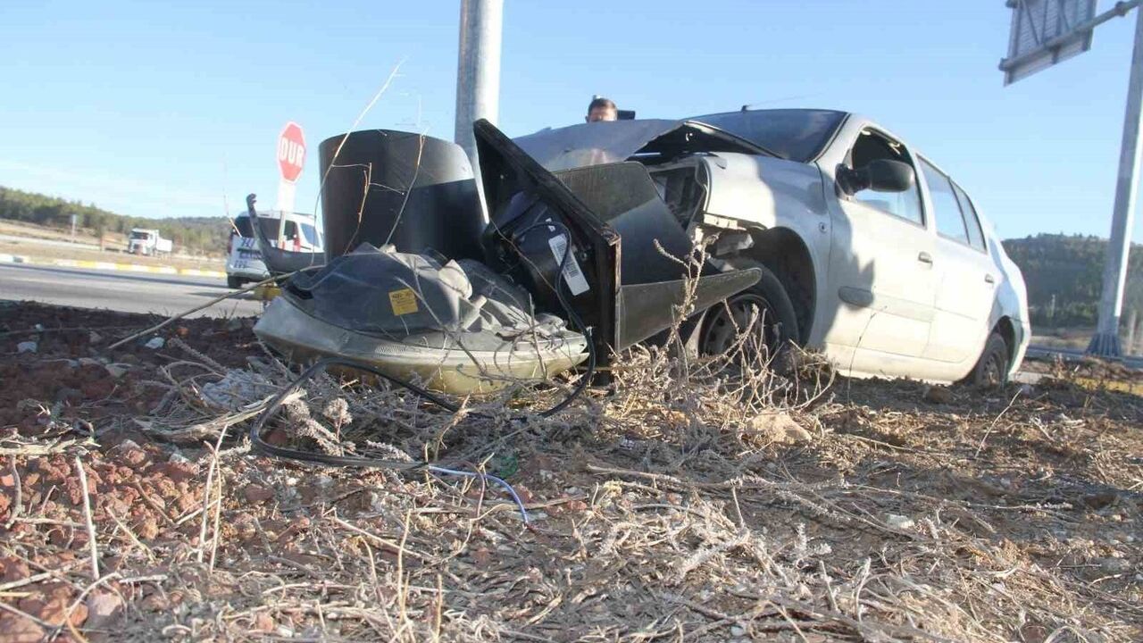 Beyşehir'de otomobil trafik ışığı direğine çarptı: 2 kişi yaralandı