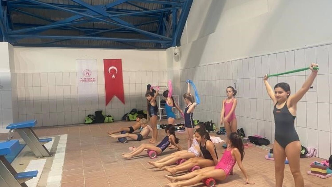 Bilecik Bahçelievler Yüzme Havuzu'nda Gençlere Yoğun Antrenman