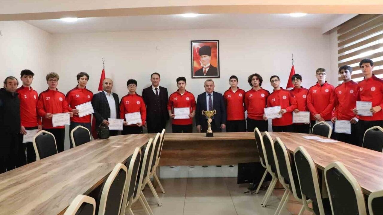 Bilecik Bozüyük’te Kumral Abdal Anadolu Lisesi Genç Basketbol Takımı İl Birincisi