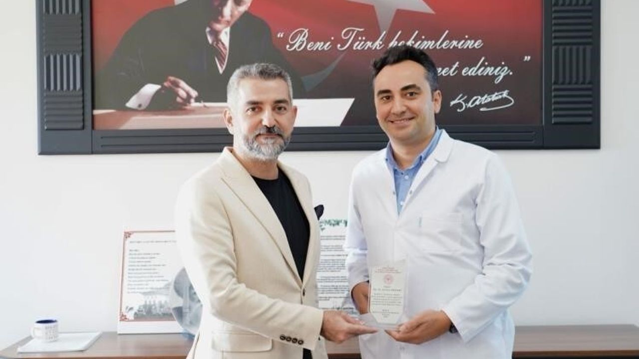 Bilecik Eğitim ve Araştırma Hastanesi'nde Görev Değişimi: Op. Dr. Gürkan Bozkurt’a Plaket