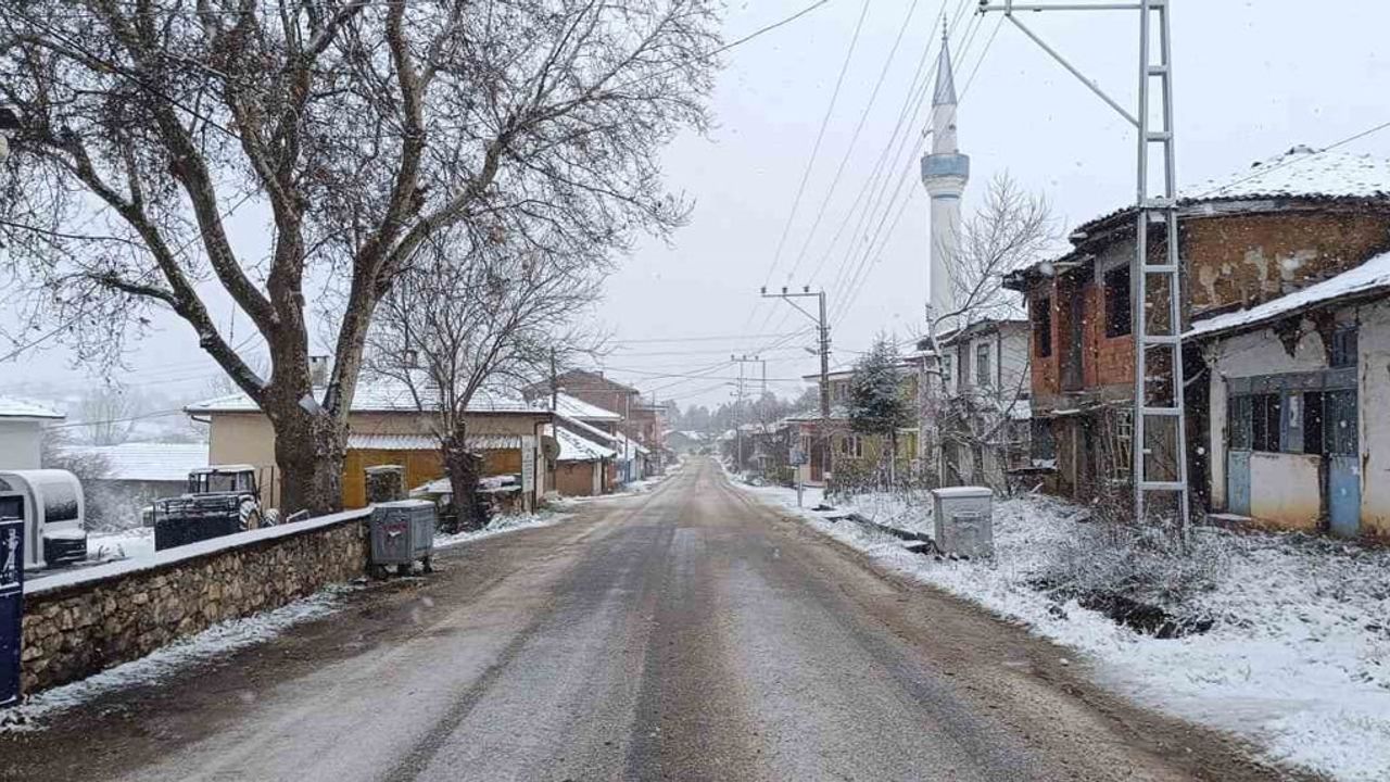 Bilecik'in Yüksek Kesimlerine Mevsimin İlk Karı Düştü