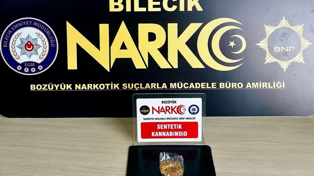 Bilecik Pazaryeri'de Narkotik Operasyonu: 2 Gözaltı, Sentetik Kannabinoid Ele Geçirildi
