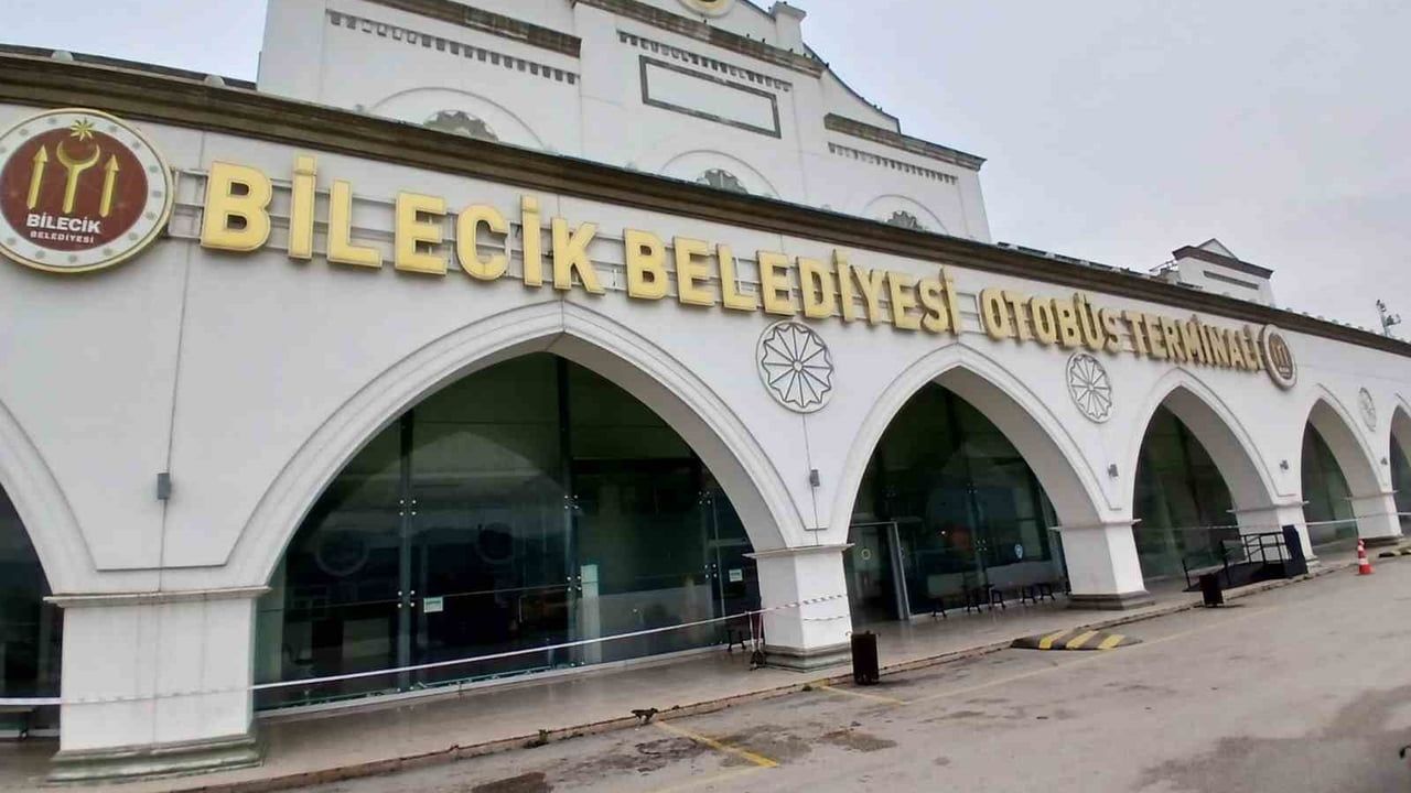 Bilecik Şehirlerarası Otobüs Terminali'nde tavan akıyor, yolcular soğukta