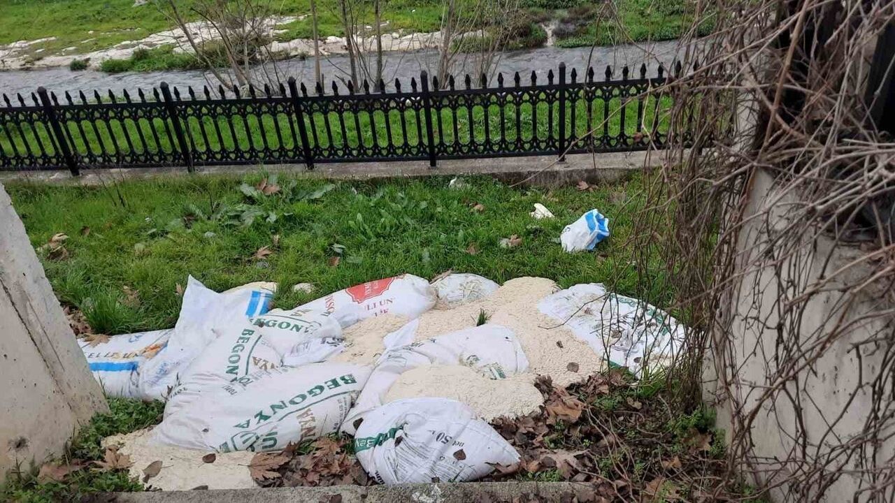 Bilecik’te 15 çuval ekmek hamuru yol kenarından alındı