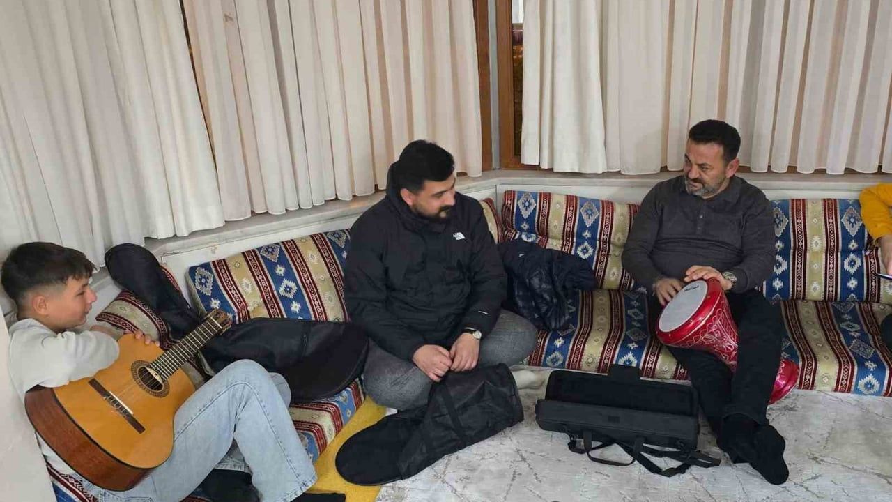 Bilecik'te Çocuk Evlerinde Çizgi Film Sürprizi — Nejat İlhan Çocuklarla Buluştu