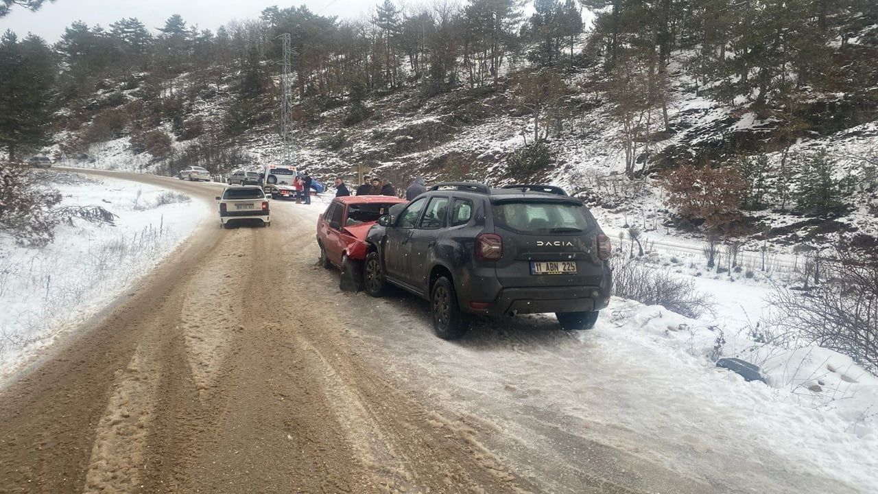 Bilecik’te Dodurga Erikli Yolunda Trafik Kazası — 4 Yaralı