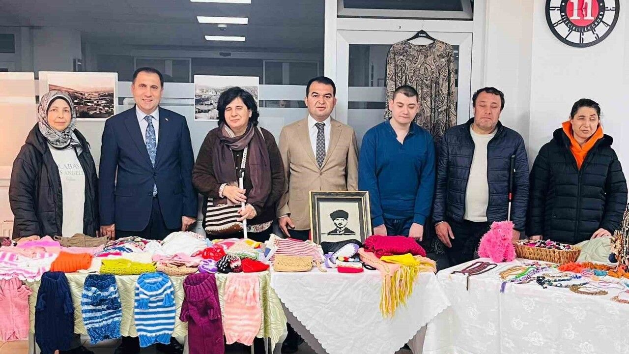 Bilecik'te Engelli Bireyler Çini Sanatıyla Hayallerini Betimledi