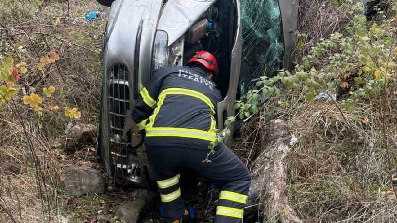 Bilecik'te Freni Tutmayan Hafif Ticari Araç Uçuruma Yuvarlandı — Sürücü Sağ Kurtuldu